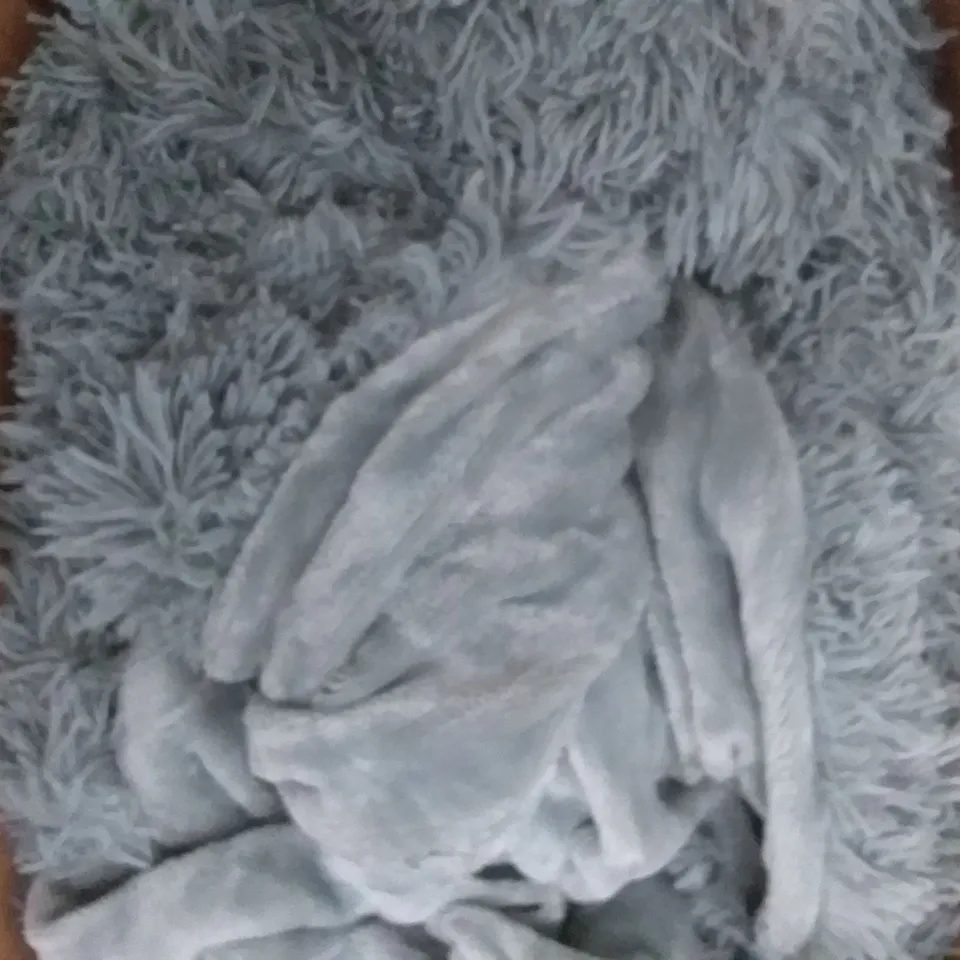 GREY FLUFFY BED SET IN GREY