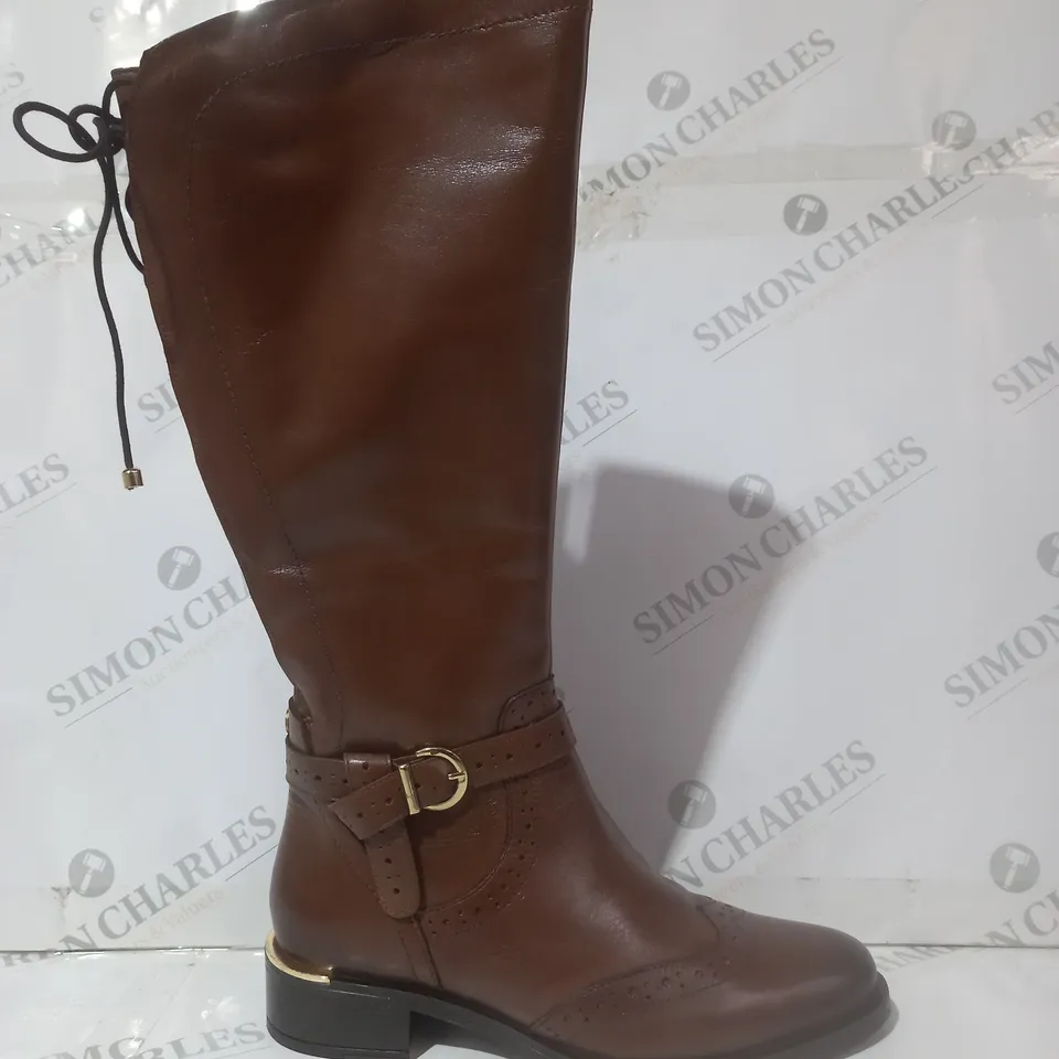 BOXED PAIR OF MODA IN PELLE SASSKIA KNEE HIGH BOOTS IN TAN SIZE 7