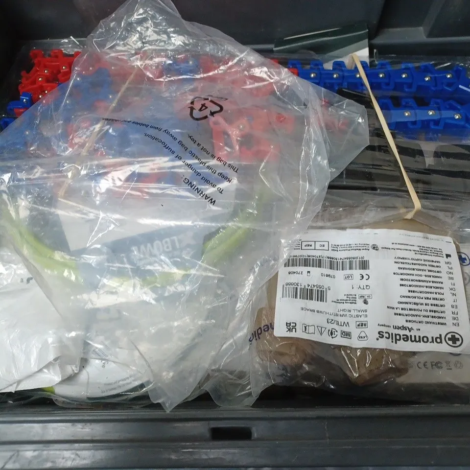 BOX OF APPROXIMATELY 15 ASSORTED ITEMS TO INCLUDE - SEATOSUMMIT XL BOWL, PORTABLE FAN , HANGERWORLD SOFT GRIP PEGS ETC
