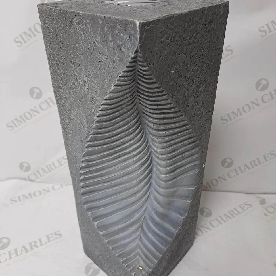 LUXFORM SOLAR LEAF DISPLAY 