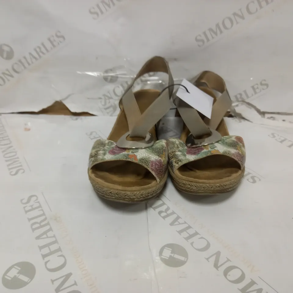 BOXED PAIR OF RIEKER CIRCLE TRIM WEDGES - SIZE 5