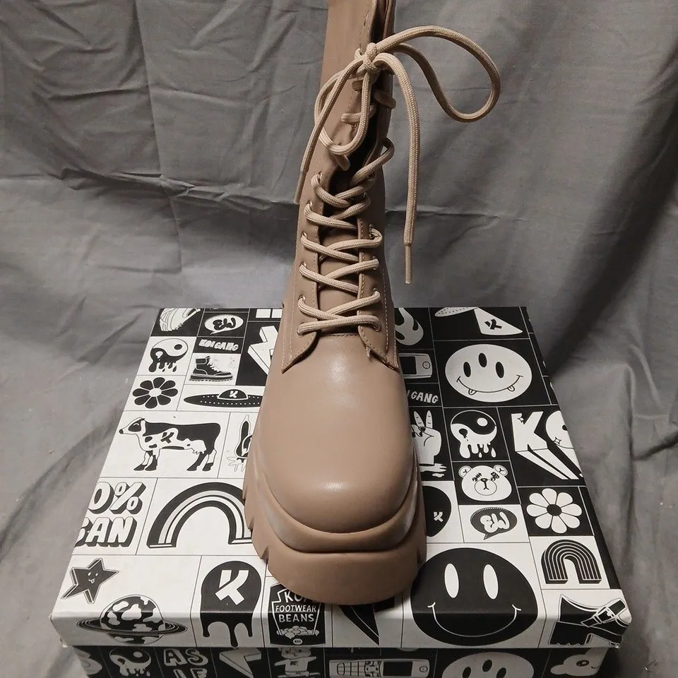 BOXED COSTAL CRUISER VILUN ANKLE BOOTS IN SAND - UK 6