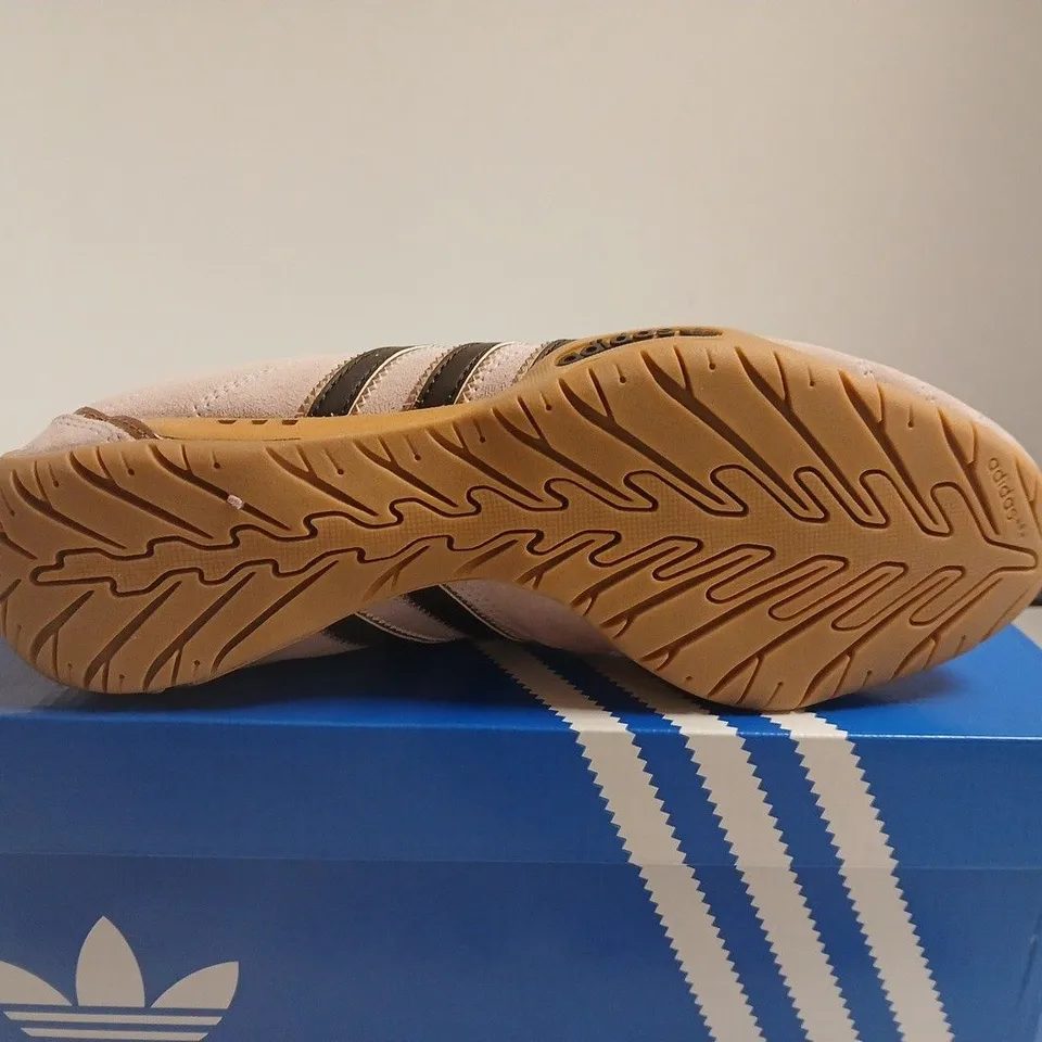 BOXED PAIR OF ADIDAS ADIRACER LOW W WOMEN'S TRAINERS – PINK NUBUCK, UK 5.5