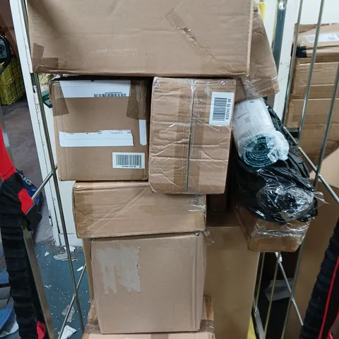 CAGE OF APPROXIMATELY 10 ASSORTED ITEMS TO INCLUDE - DOORMAT - TUPPERWARE - SOLAR LANTERN - ETC. - COLLECTION ONLY