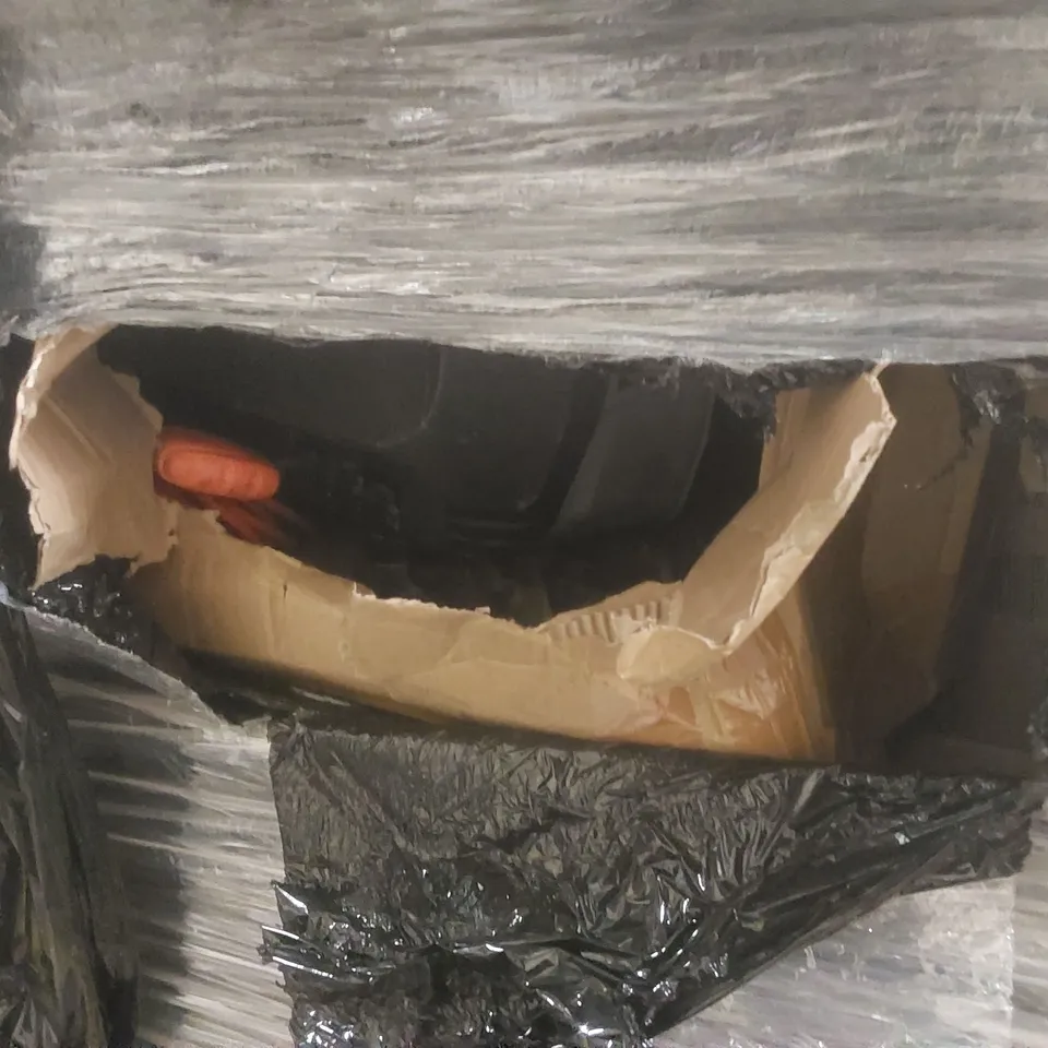 PALLET CONTAINING A VERY LARGE QUANTITY OF ASSORTED ITEMS INCLUDING: GARDEN TOOLS, FURNITURE PARTS ECT