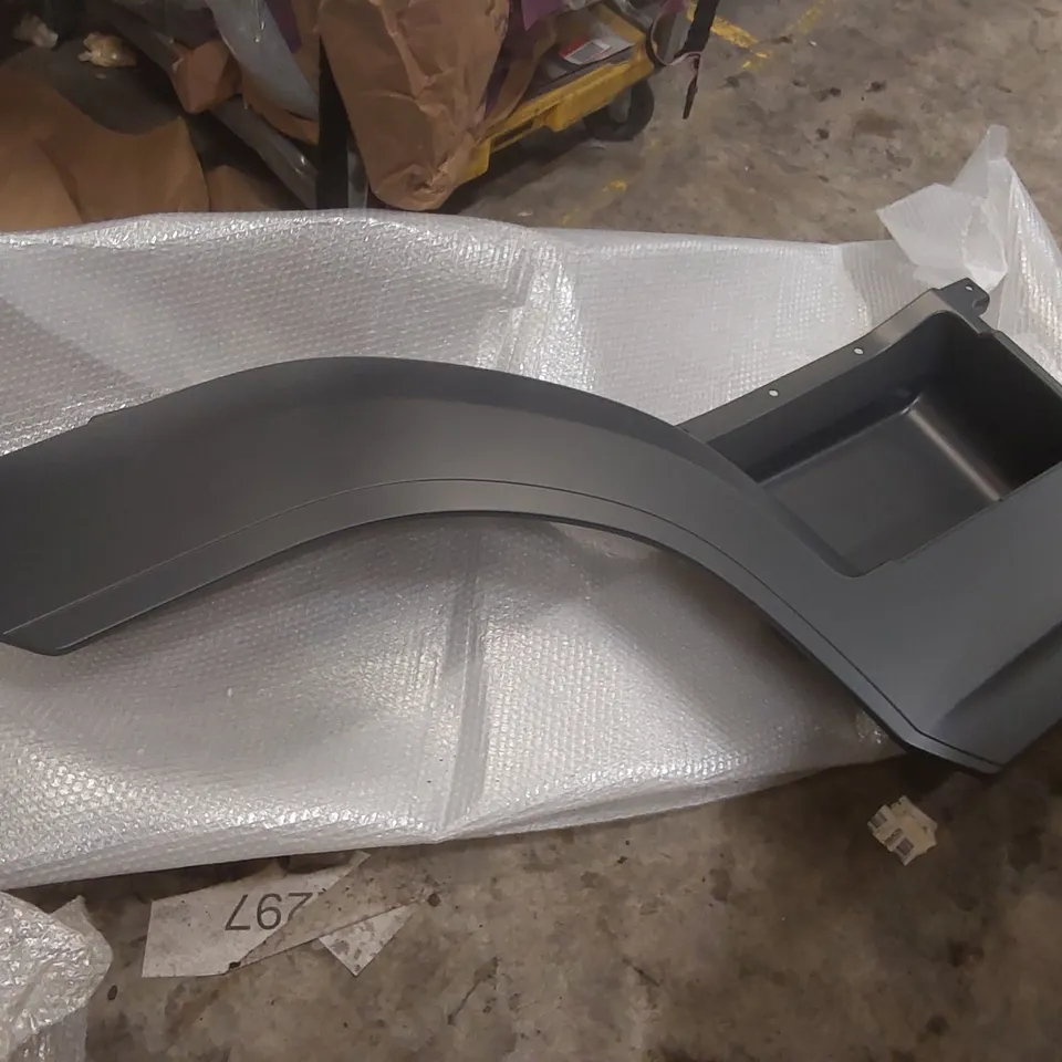 PALLET CONTAINING A LARGE QUANTITY OF ASSORTED CAR PARTS ECT INCLUDING: VEHICLE STEP, FRONT BUMPER CENTRE ECT