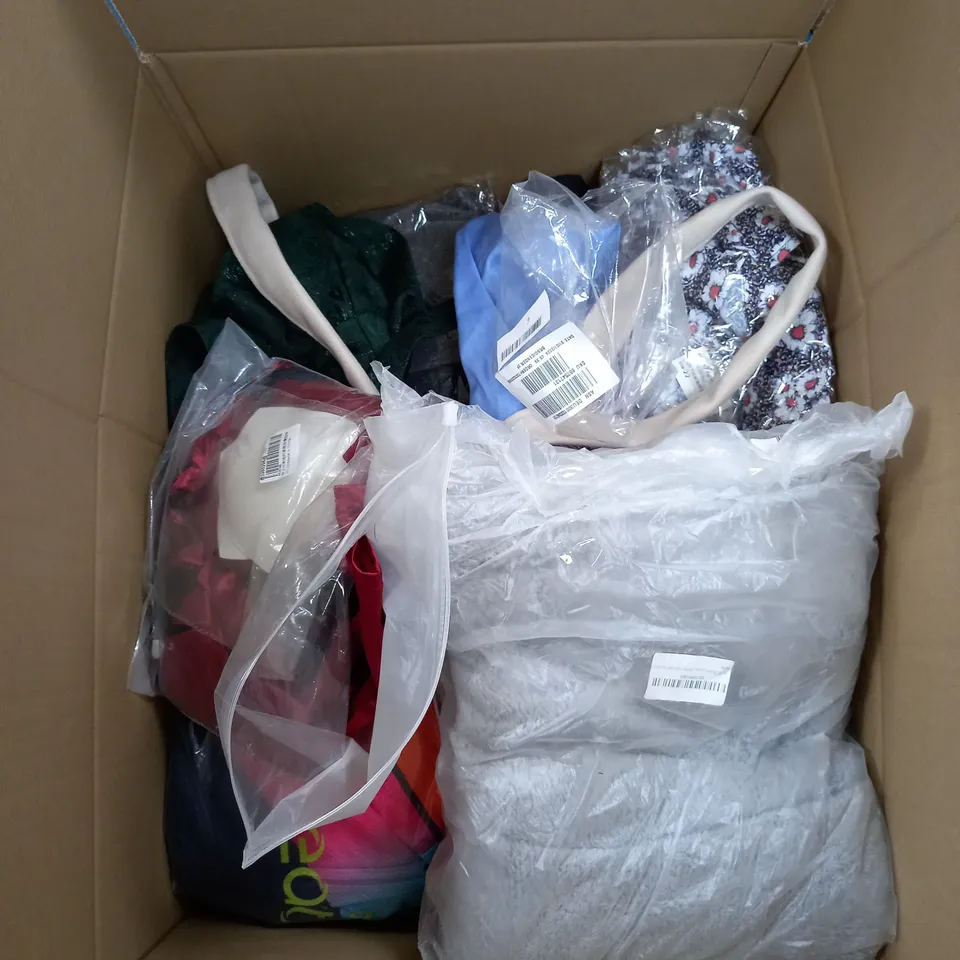 BOX OF APPROXIMATELY 25 ASSORTED CLOTHING ITEMS TO INCUDE - TANT TOP,  JUMPERS , T-SHIRTS , TROUSERS,ECT 