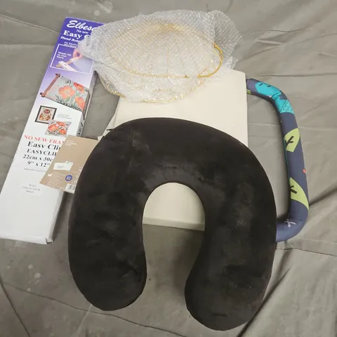 APPROXIMATELY 15 ASSORTED HOUSEHOLD PRODUCTS TO INCLUDE LIVARNO NECK CUSHION, NO SEW EASY CLIP, CLIP HANGERS, ETC - COLLECTION ONLY