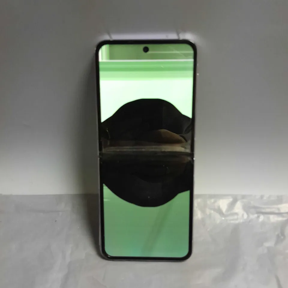 SAMSUNG GALAXY Z FLIP 4 IN PURPLE
