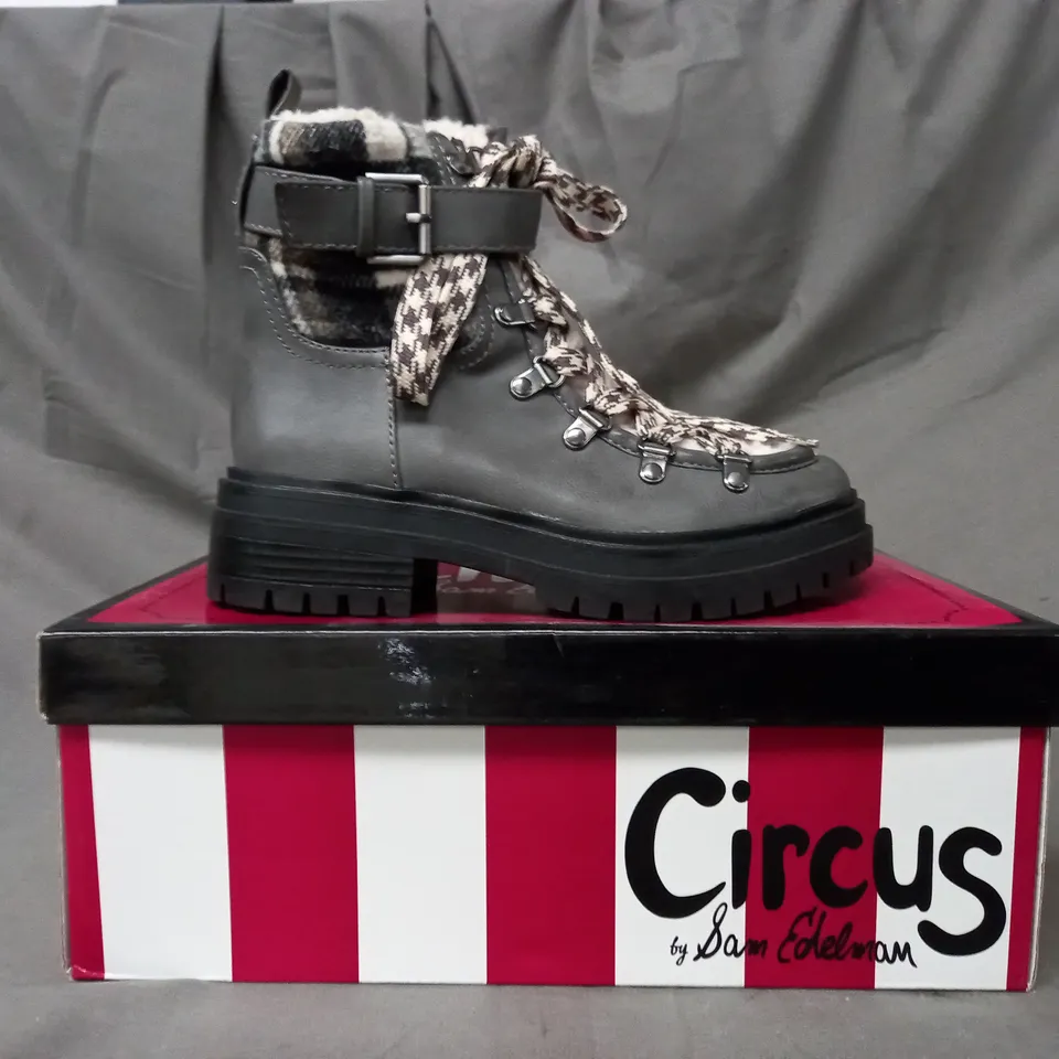 BOXED PAIR OF CIRCUS GRETCHEN LEATHER ANKLE BOOTS IN GREY/DARK SIZE 5