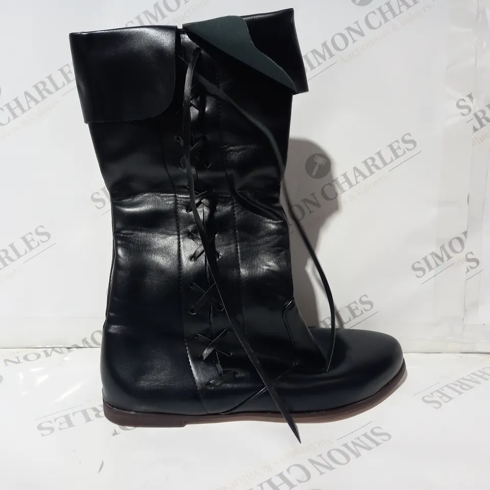 BOXED PAIR OF DESIGNER BOOTS IN BLACK EU SIZE 39