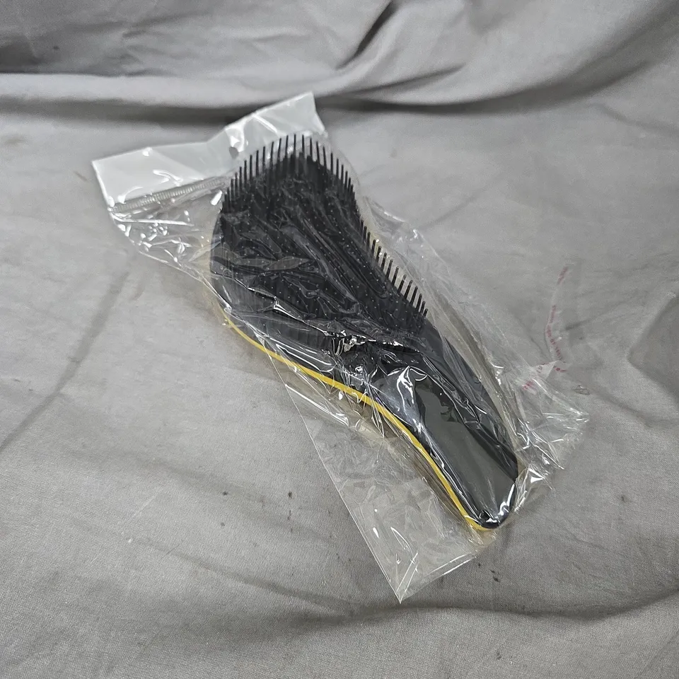 APPROXIMATELY 20 PLASTIC HAIRBRUSHES IN YELLOW/BLACK