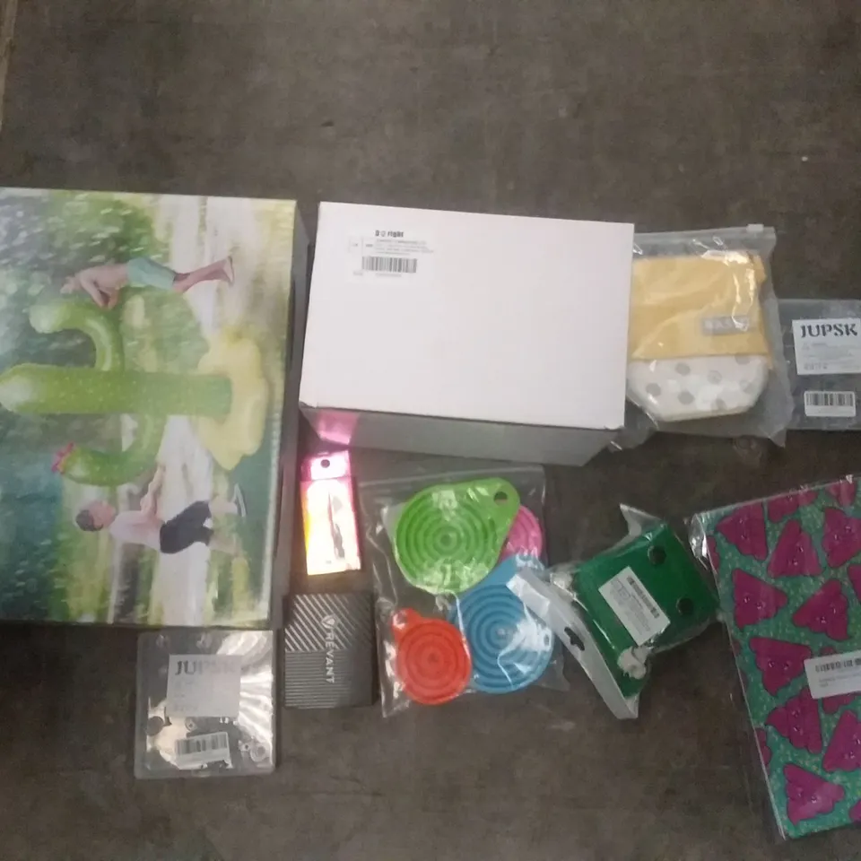 PALLET OF ASSORTED ITEMS INCLUDING GOGOKIDS INFLATABLE CACTUS WITH SPRINKLER, JUPSK SCREWS AND WALL MOUNTS, 4 SHEET WRAPPING PAPER, THAMSPORO ICE CUBE TRAY, WATCH CASE, ARTIFICAL PLANT WEDDING ARRAN  