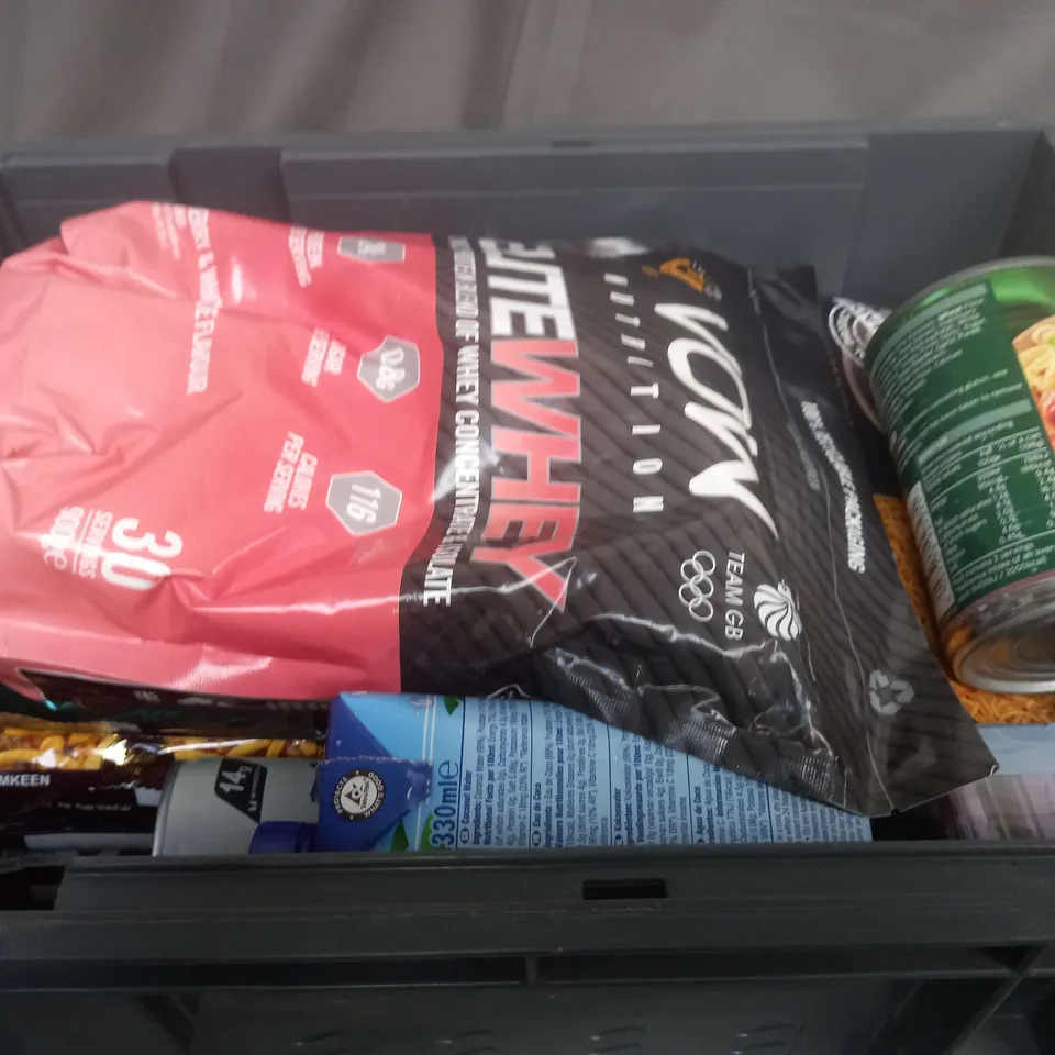 APPROXIMATELY 20 ASSORTED FOOD AND BEVERAGE PRODUCTS TO INCLUDE, VOW PROTEIN POWDER, BLUE ELEPHANT COCONUT MILK, VITA COCONUT WATER, TRADITIONAL ENGLISH TEA