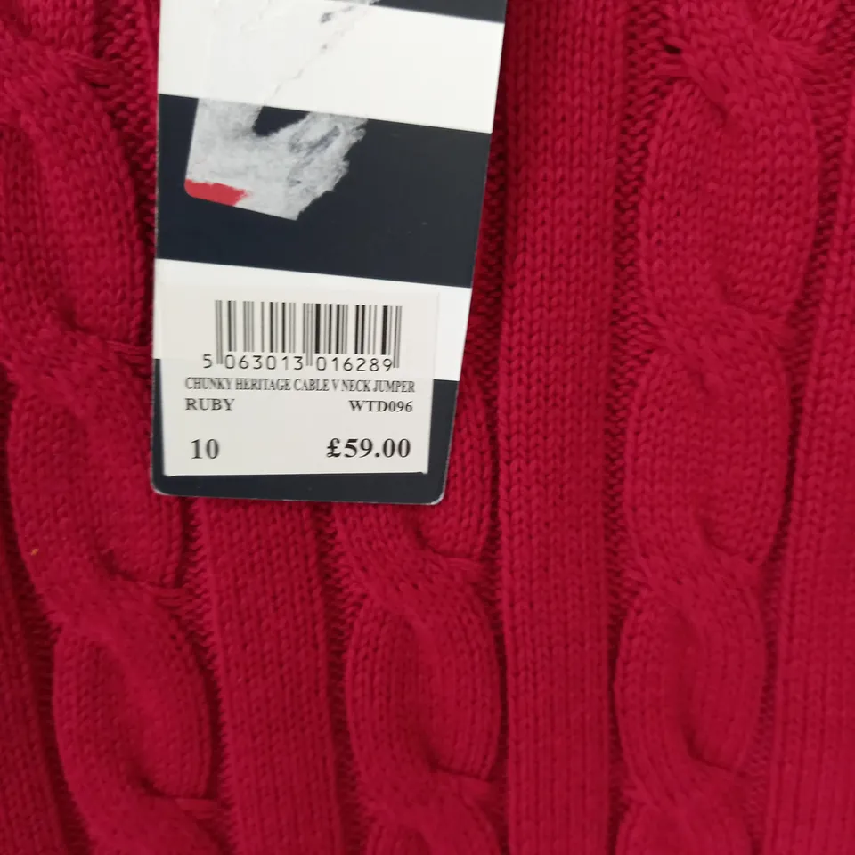 CREW CLOTHING HERITAGE CABLE V-NECK JUMPER IN WINE - 10