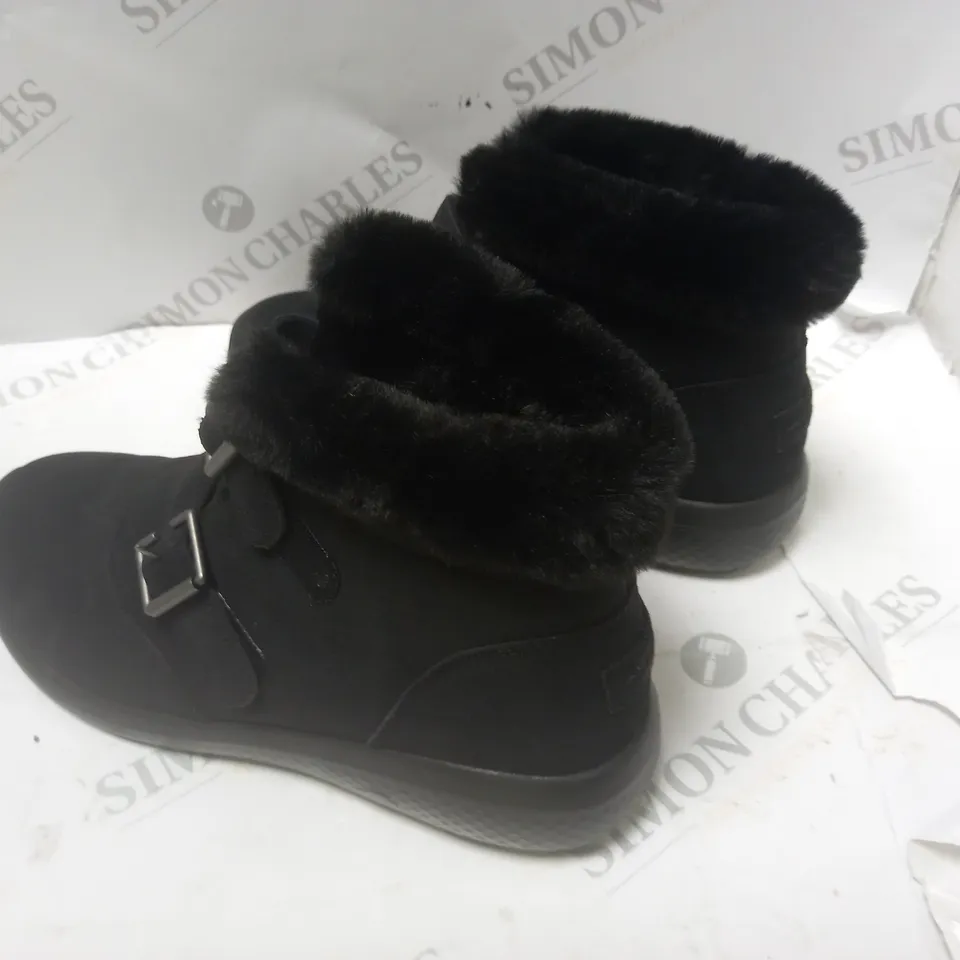 BLACK FLUFFY WINTER BOOTS - SIZE 6