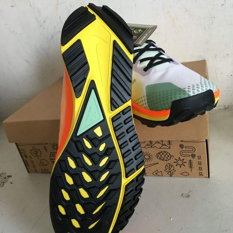 BOXED PAIR OF NIKE REACT PEGASUS TRAIL 4 GTX TRAINERS SIZE 9