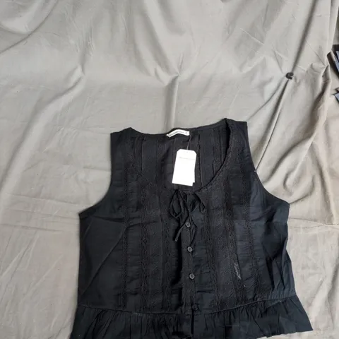 ABERCROMBIE & FITCH BLACK LACE TRIM TOP – UK 6 (MEDIUM)