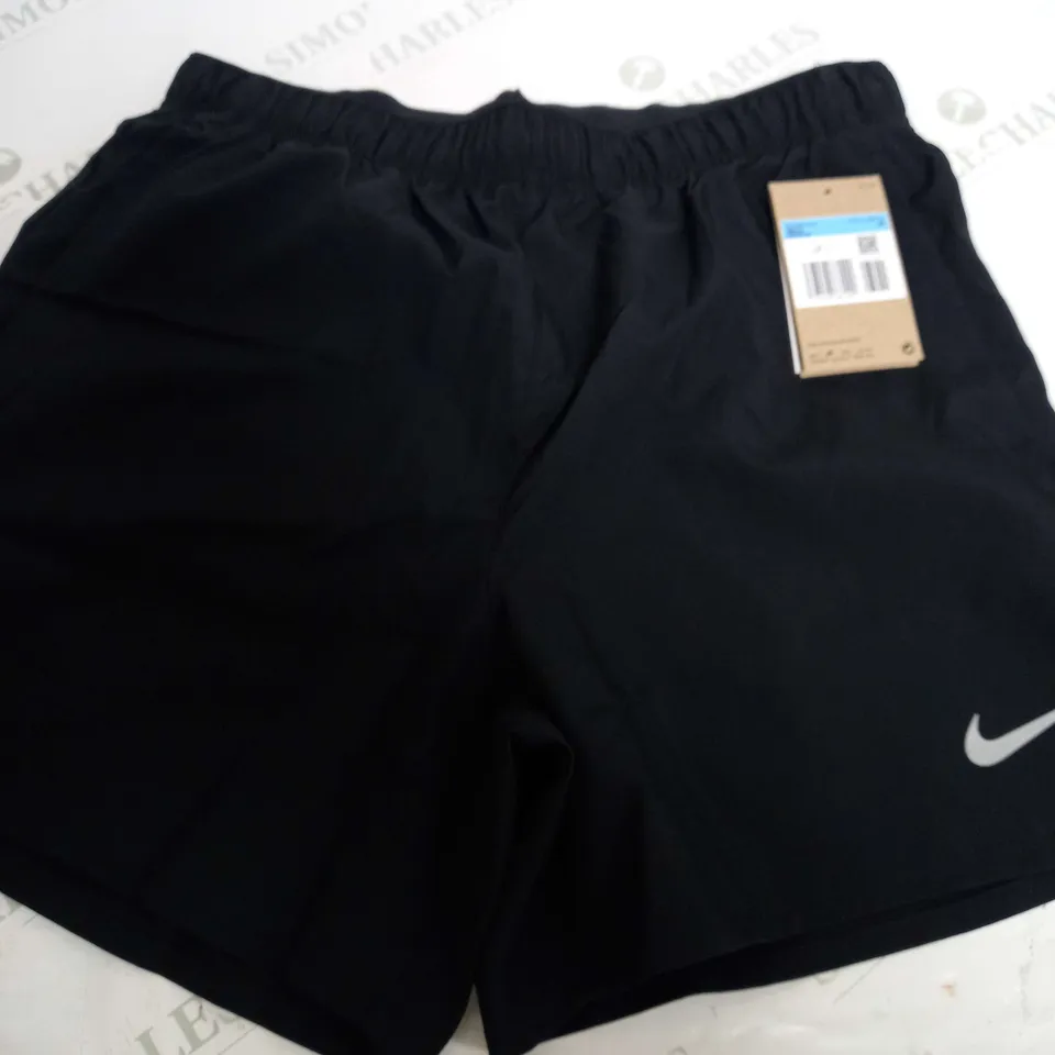 NIKE DRI FIT CHALLANGER SHORTS - MEDIUM