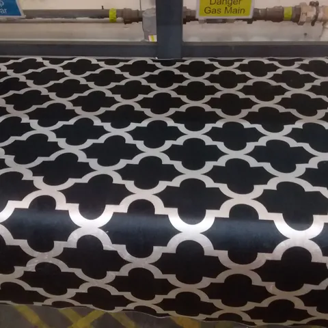 PATTERNED BLACK AND WHITE RUG WITH WHITE TRIM TASSELS