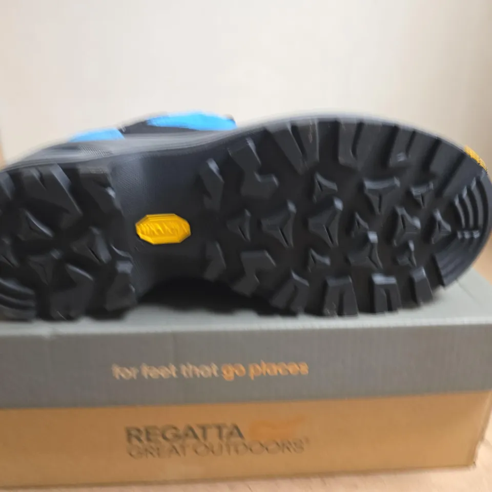 PAIR OF GRISPORT WALKING SHOES - SIZE 39