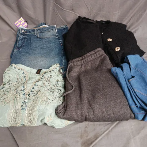 APPROXIMATELY 20 ASSORTED CLOTHING ITEMS IN VARIOUS SIZES AND STYLES TO INCLUDE - JUMPSUIT, JEANS, JACKET, ETC
