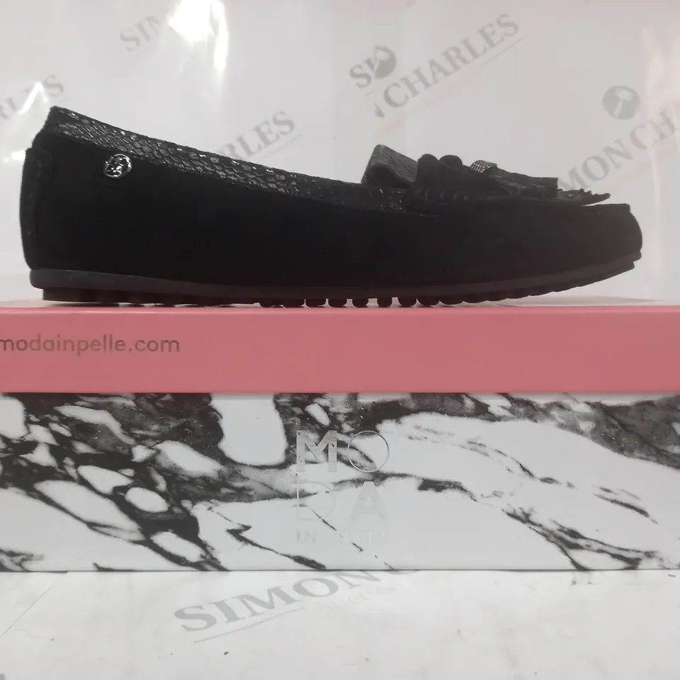 BOXED PAIR OF MODA IN PELLE ETHELIA BLACK SUEDE LOAFERS - SIZE 7