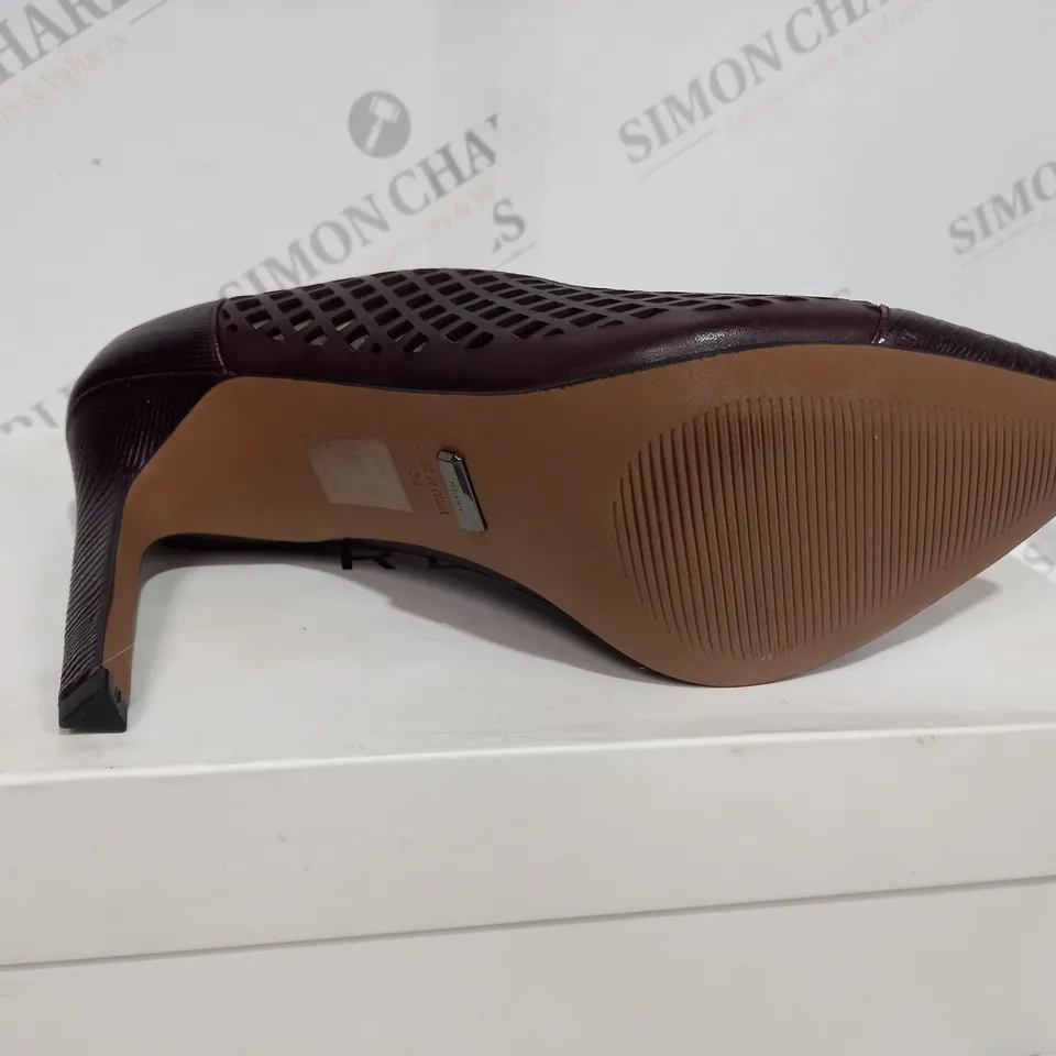 BOXED REISS CLOVER LIZARD STYLE POMEGRANATE COLOURED HEELS - SIZE 6