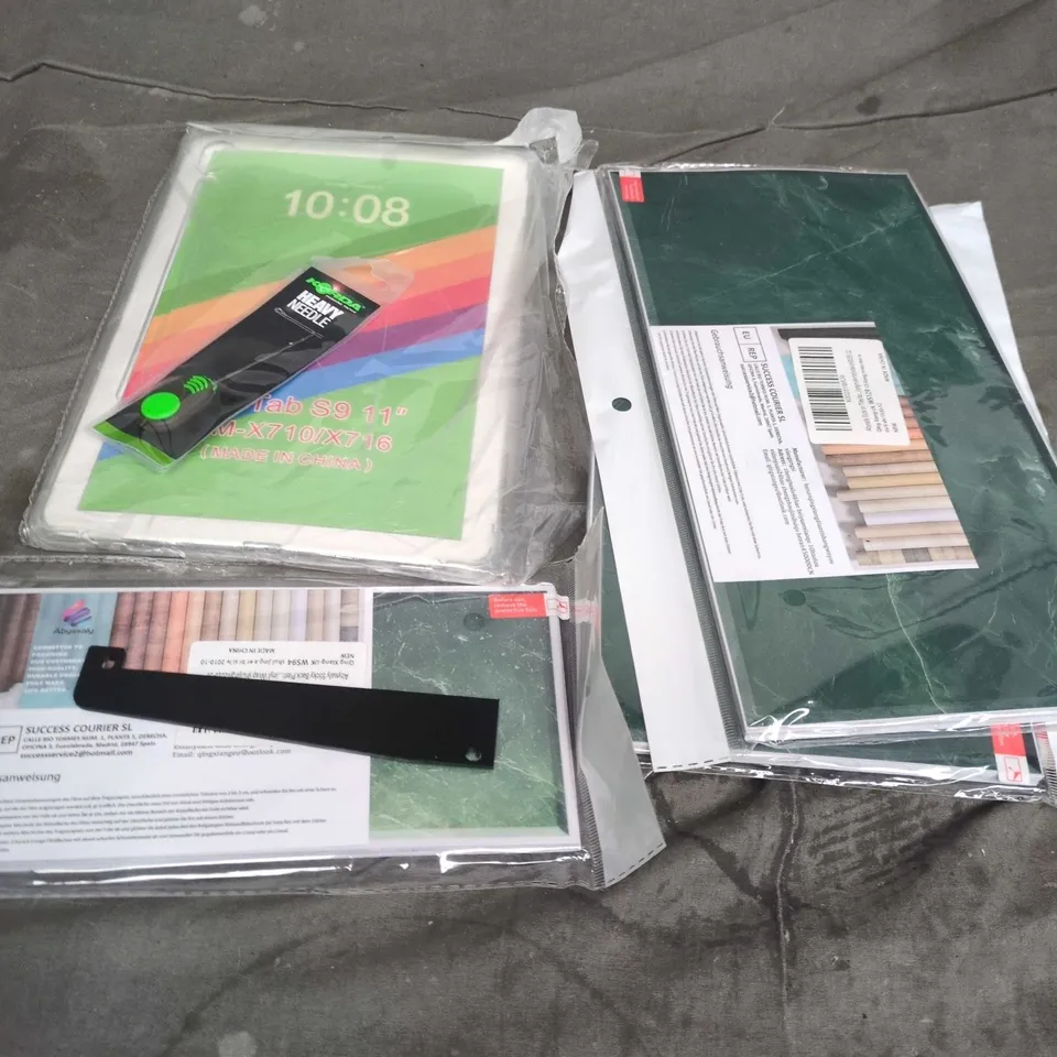 APPROXIMATELY 15 ASSORTED HOUSEHOLD ITEMS TO INCLUDE TABLET COVERS , DEWING CLIPS , ETC 