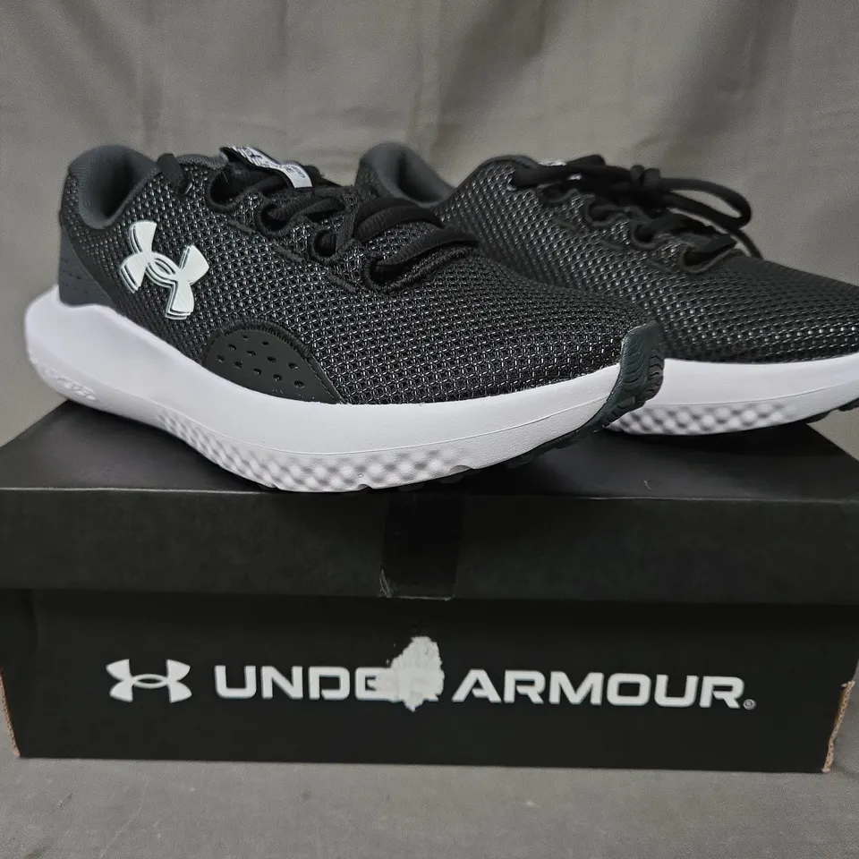 BOXED PAIR OF UNDER ARMOUR WOMEN'S CHARGED SURGE 4 SHOES IN BLACK/WHITE UK SIZE 5