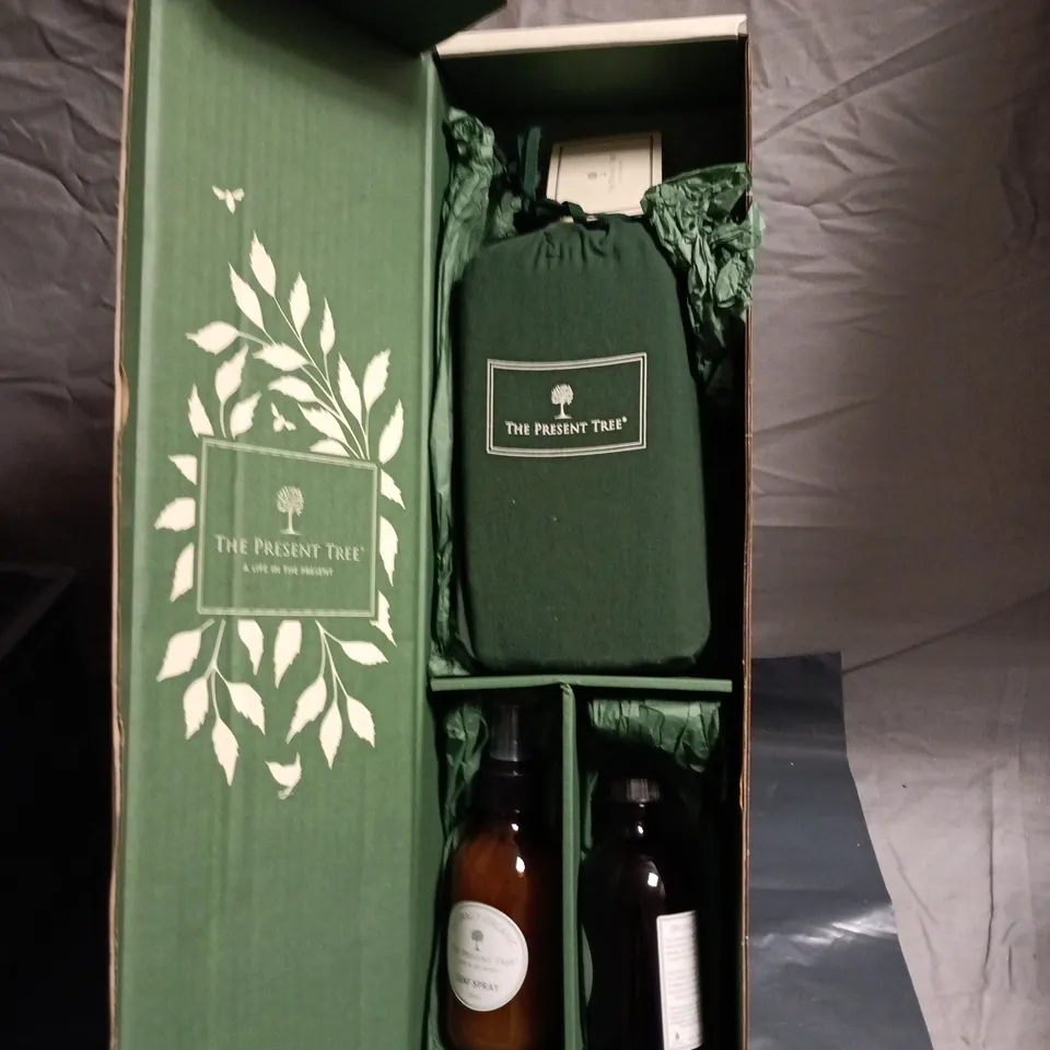 THE PRESENT TREE GIFT SET – FRAGRANCE OILS & ROOM SPRAY 