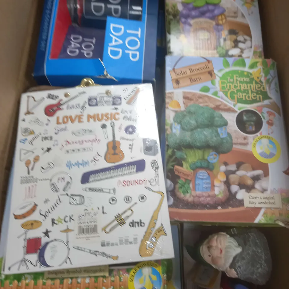 BOX OF APPROXIMATELY 15 ASSORTED ITEMS TO INCLUDE GNOME SET, SOLAR HOUSE, NOTE PAD ETC