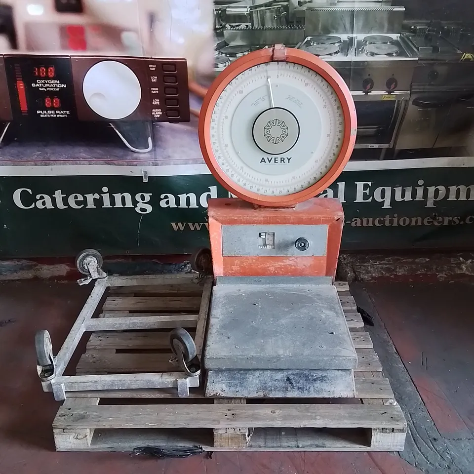 AVERY COMMERCIAL LARGE AVERAGE WEIGHING SCALE