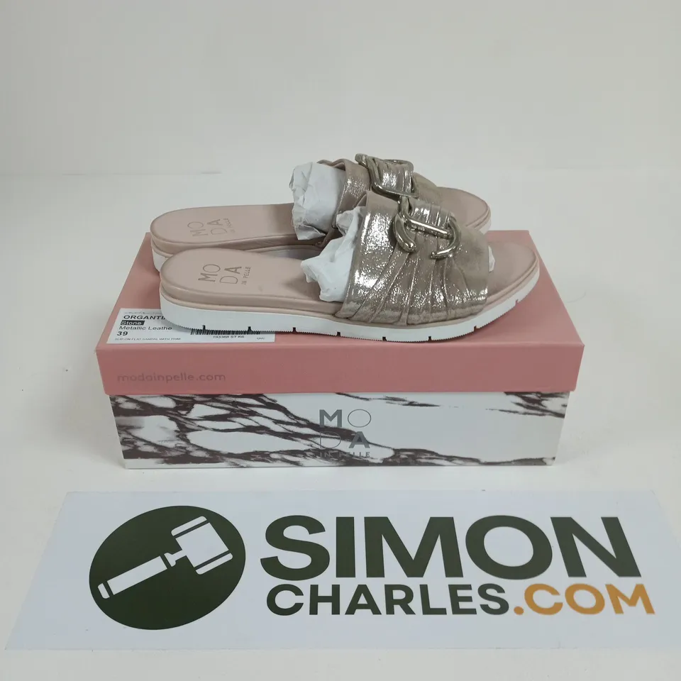 BOXED PAIR OF MODA IN PELLE ORGANTIA SLIP ON FLAT SANDALS WITH TRIM IN STONE METALLIC LEATHER - SIZE 39