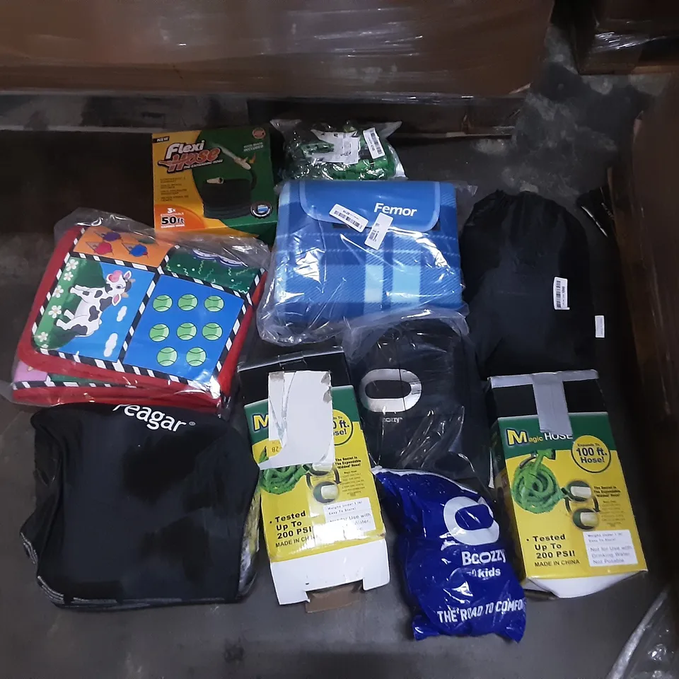 PALLET OF ASSORTED ITEMS INCLUDING FLEXI HOSE, BCOZZY, FEAGER, MAGIC HOSE, 5 STAR UNITED STRIPED PILLOW, 100FT EXPANDABLE HOSE