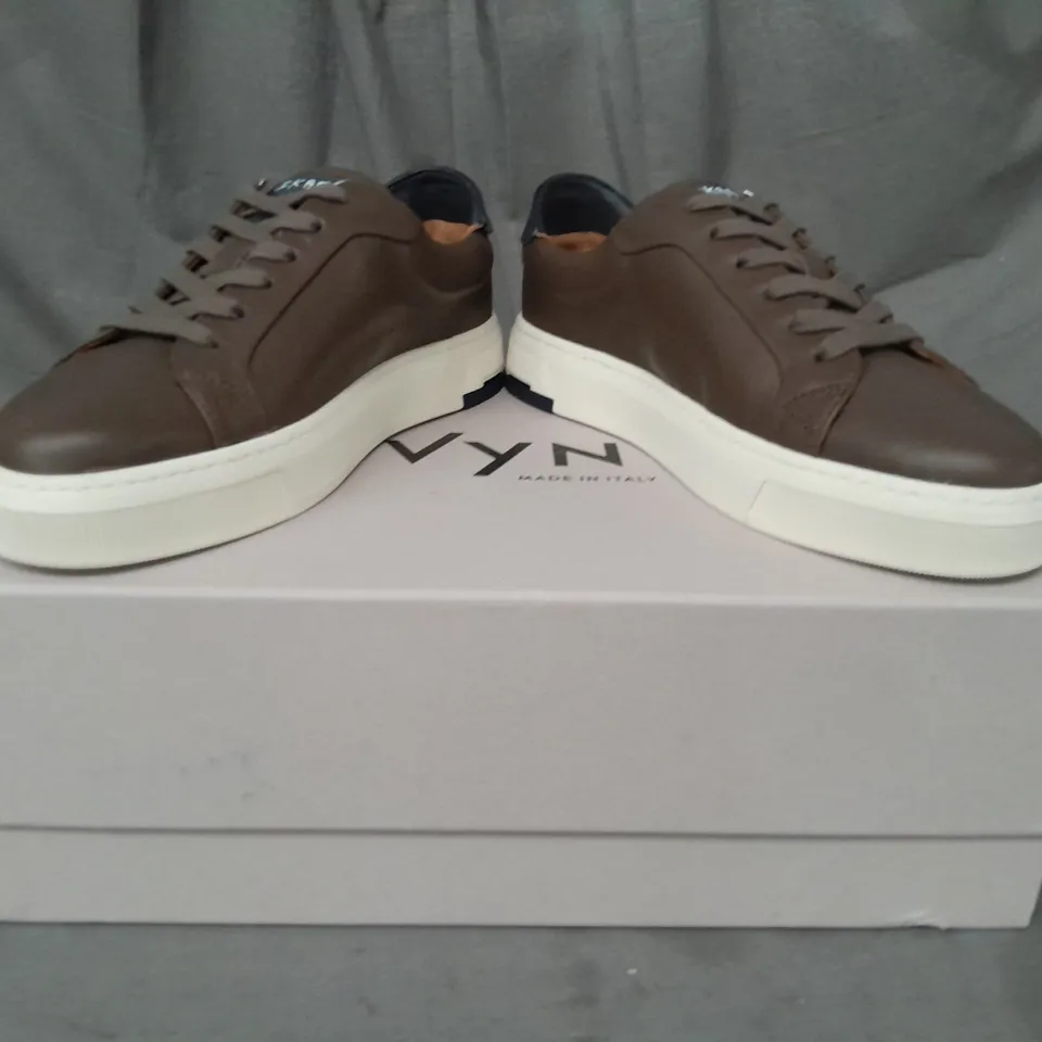 BOXED PAIR OF VYN ONE CUSTOMISED SHOES IN BROWN/BLACK EU SIZE 39