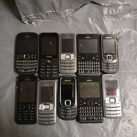 10 X ASSORTED RETRO MOBILE PHONES TO INCLUDE NOKIA, ALCATEL ETC