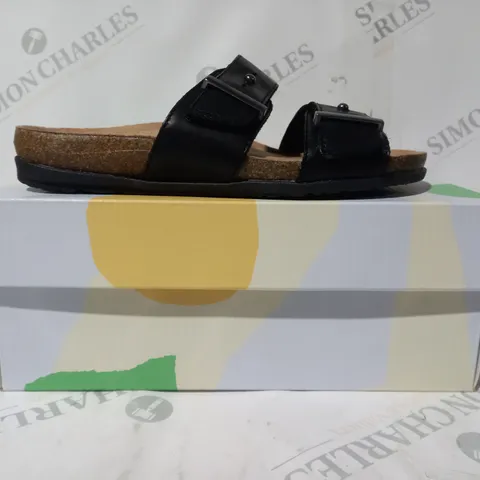 BOXED PAIR OF EARTH ORIGINS OPEN TOE SANDALS IN BLACK UK SIZE 3