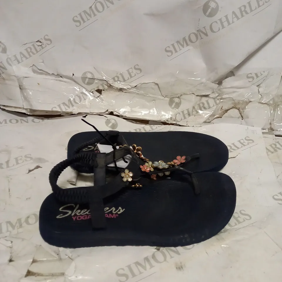 SKECHERS FLORAL TOE POST SANDAL SIZE 4 