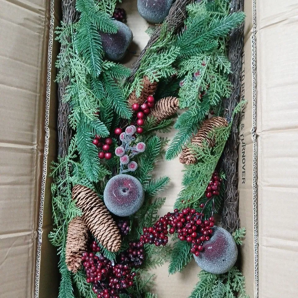 BOXED APPLE AND BERRY GARLAND 