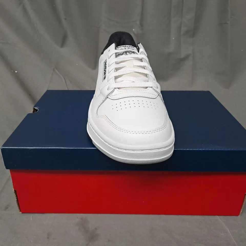 BOXED PAIR OF REEBOK PHASE COURT SHOES IN WHITE UK SIZE 10