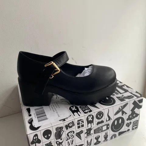 BOXED PAIR OF KOI TIRA MARYJANE SHOES SIZE 4