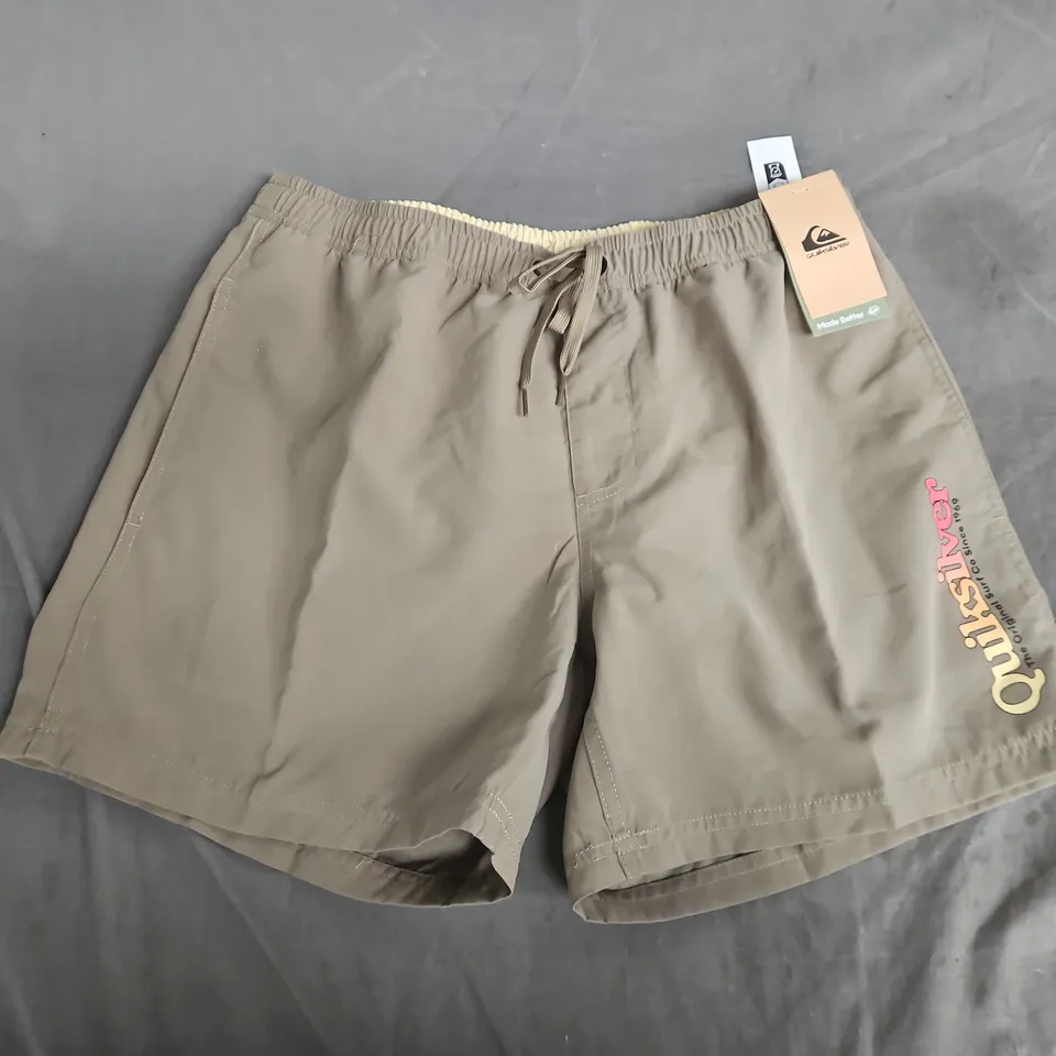 QUIKSILVER MEN'S BEIGE SWIM SHORTS – SIZE M