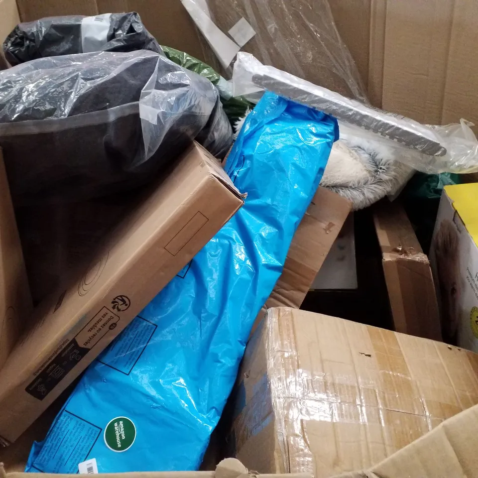 PALLET CONTAINING ASSORTED PRODUCTS INCLUDING TOILET SEAT, HEATED THROW, PORTABLE CAMPING CHAIR, JIGSAW BOARD, SHERPA BLANKET & PET BED