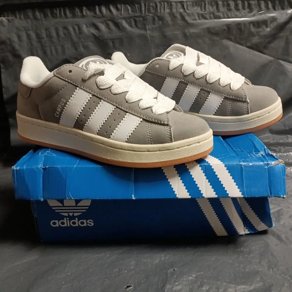 BOXED PAIR OF ADIDAS CAMPUS 00S TRAINERS IN GREY/WHITE SIZE UK 4.5