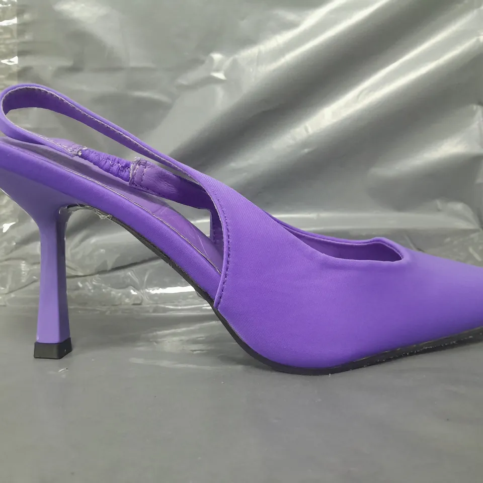 BOXED PAIR OF DESIGNER POINTED TOE HEELED SHOES IN PURPLE EU SIZE 40