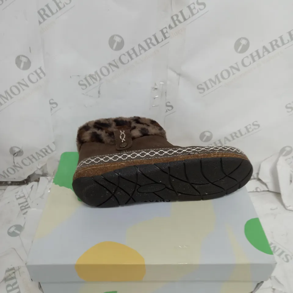 EARTH ORIGINS EMMALYN SUEDE HOUSE BOOTIE SLIPPER SIZE 5