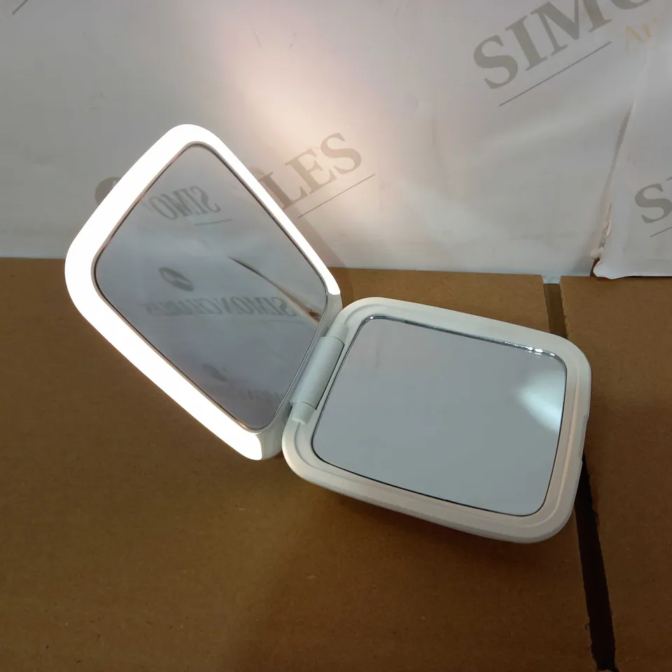TILI DUAL MAGNIFICATION LED COMPACT MIRROR - WHITE