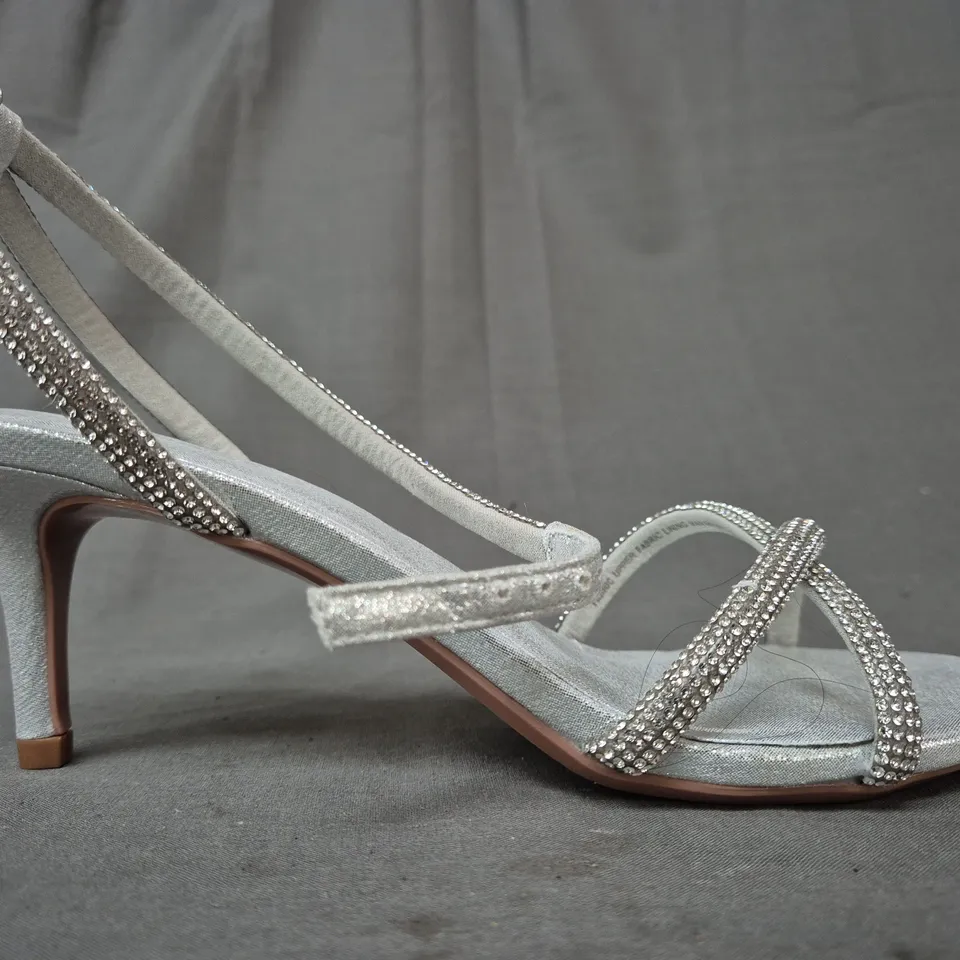 BOXED PAIR OF CARVELA OPEN TOE LOW HEEL STRAPPY SANDALS IN SILVER EU SIZE 38