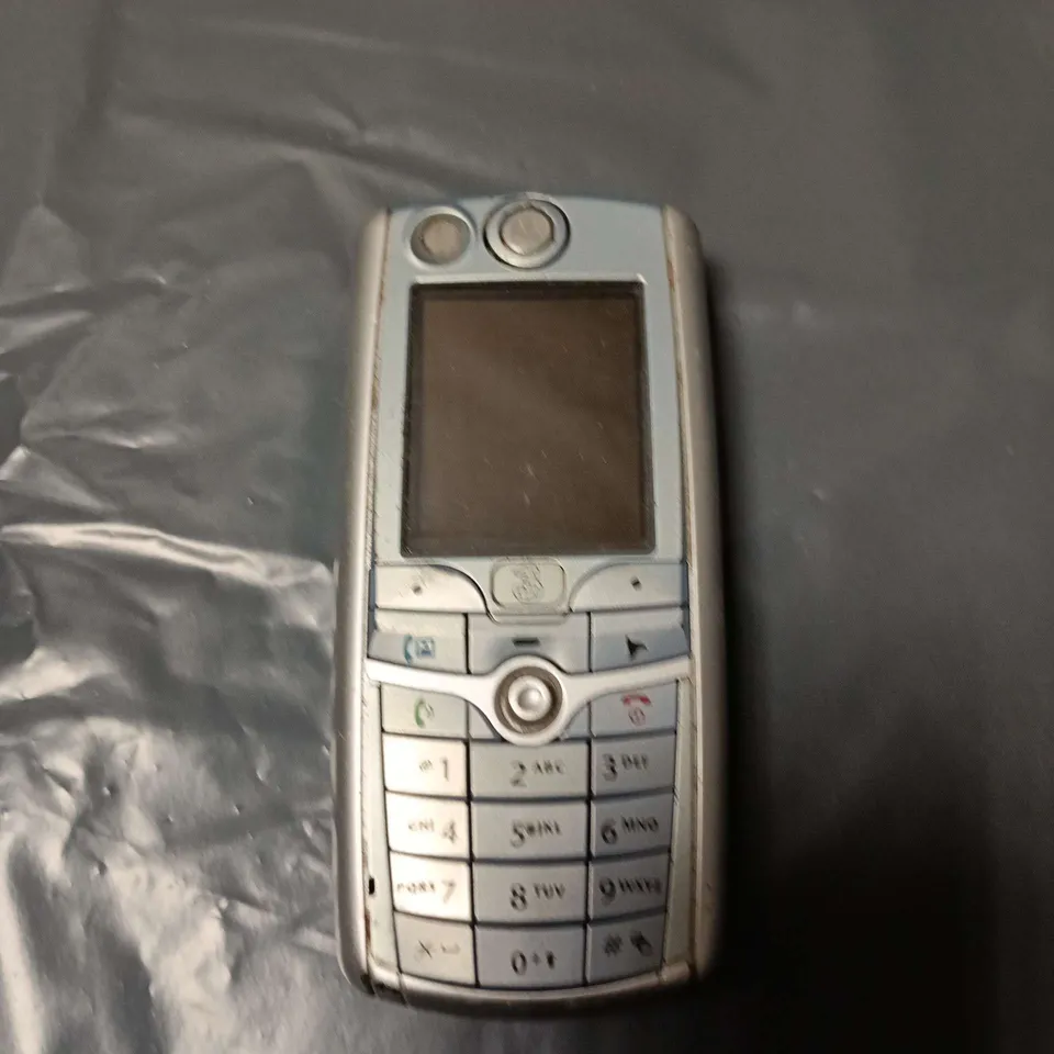 MOTOROLA MOBILE PHONE – SILVER WITH CAMERA 